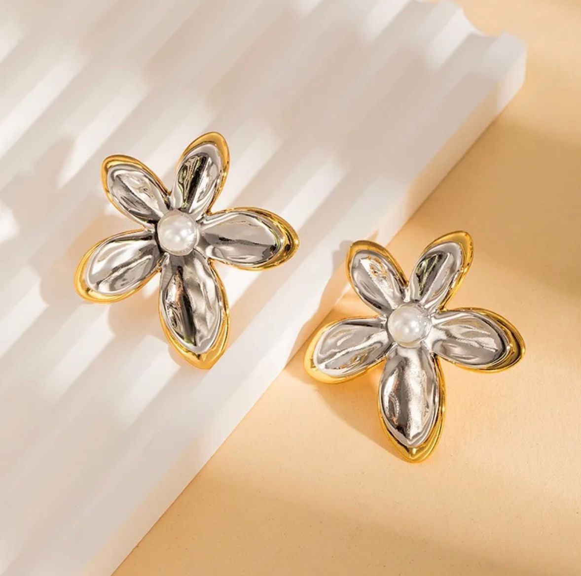 Aretes Flor Bicolor y Perla