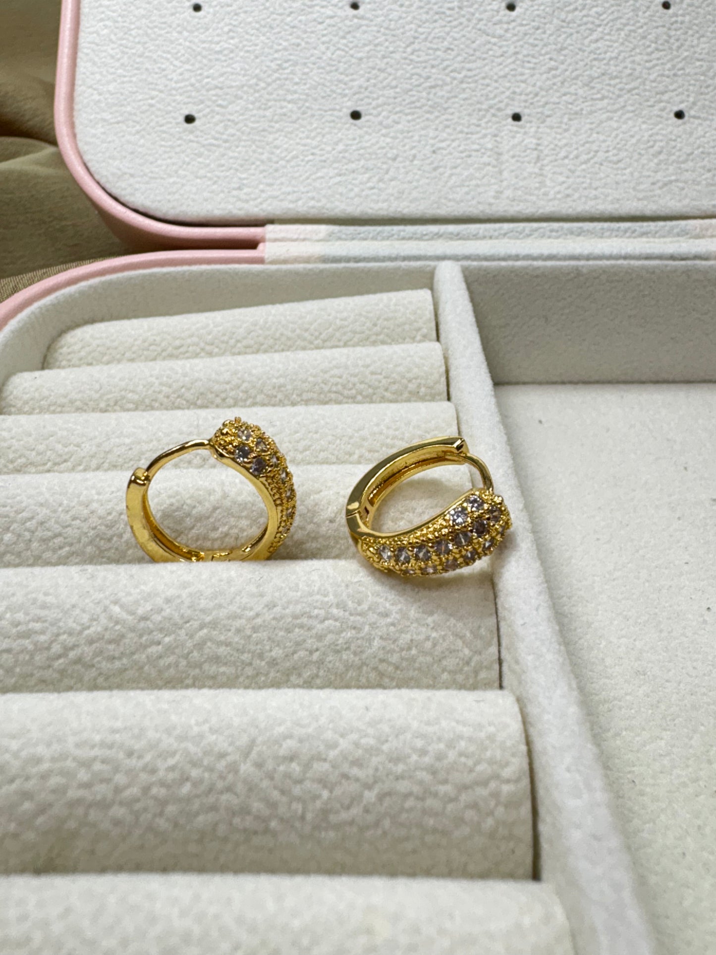 Arracadas Asimetrica Zirconia Dorada y Plateada