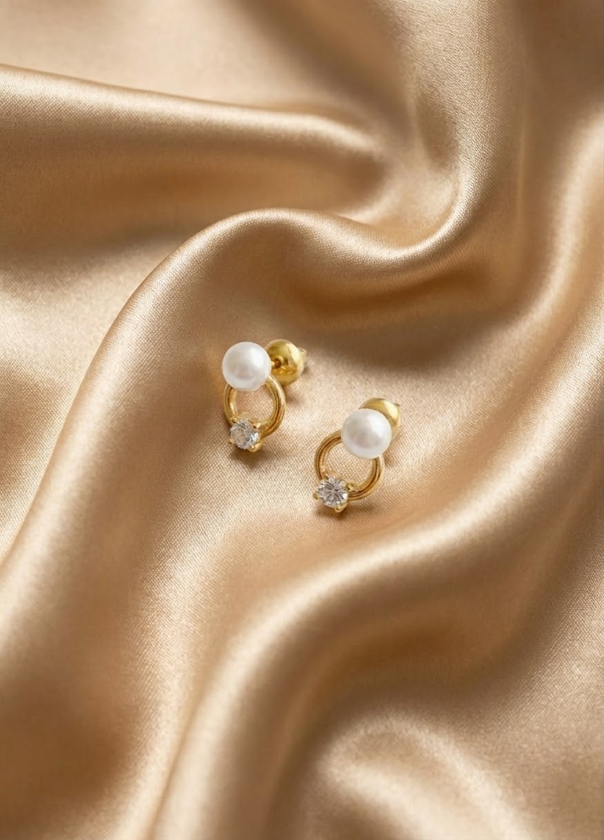 Aretes pequeños de perla con punto zirconia