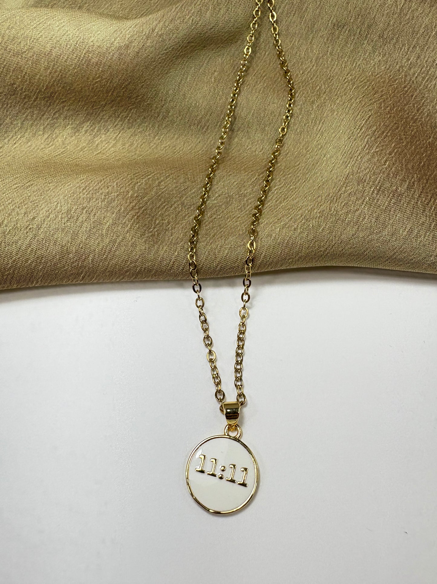 Collar 11:11 Blanco liso