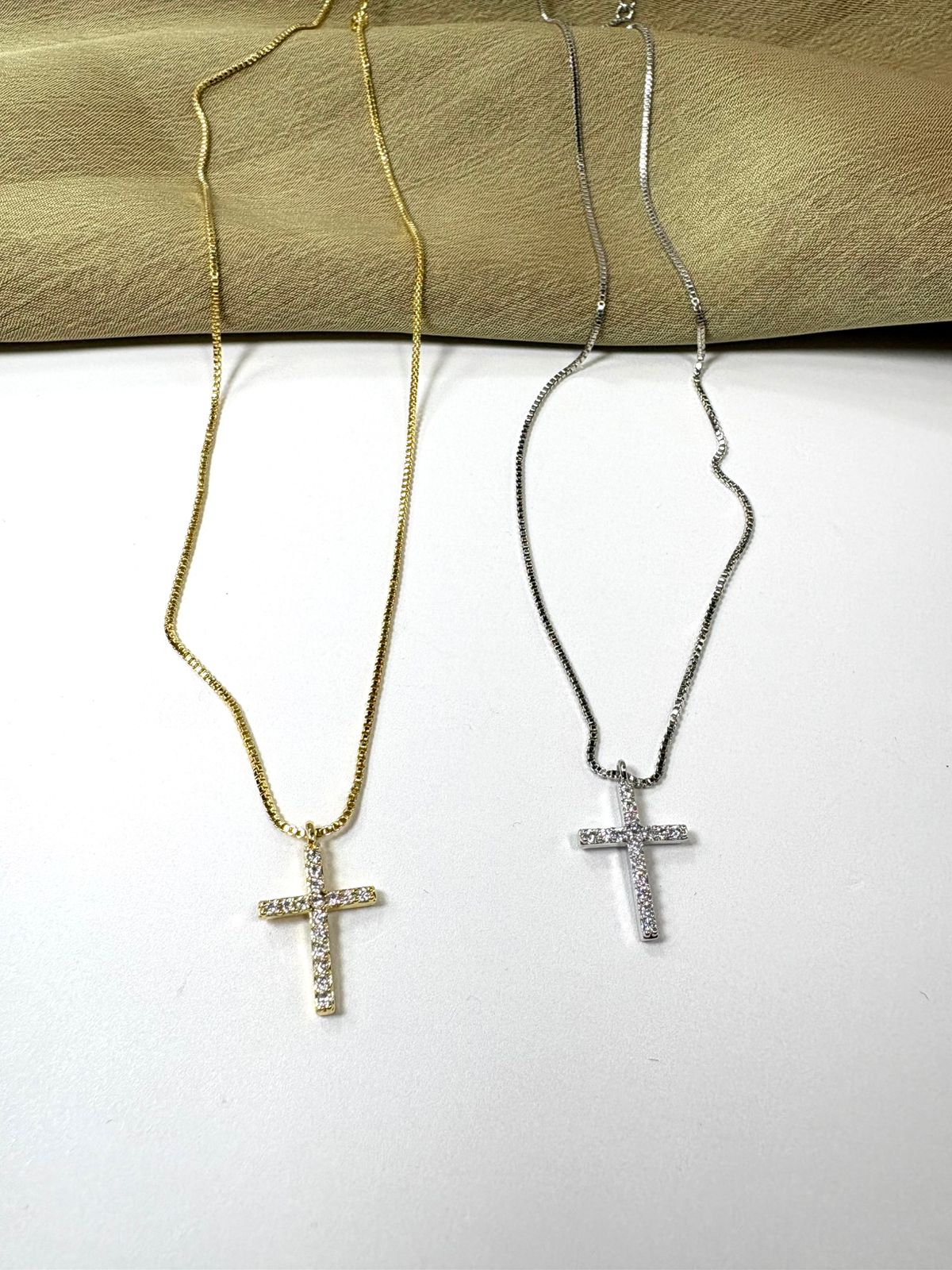 Collar Cruz Chica con Zirconia